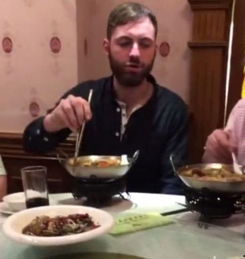 外国人吃中餐视频,外国人品尝地道中餐的趣味瞬间